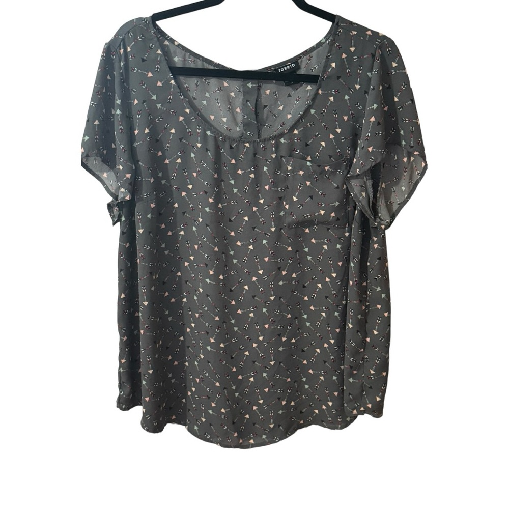 Torrid Abbey Arrow Georgette Button Back Blouse Size 2 2X Short Sleeve Grey - Picture 5 of 12